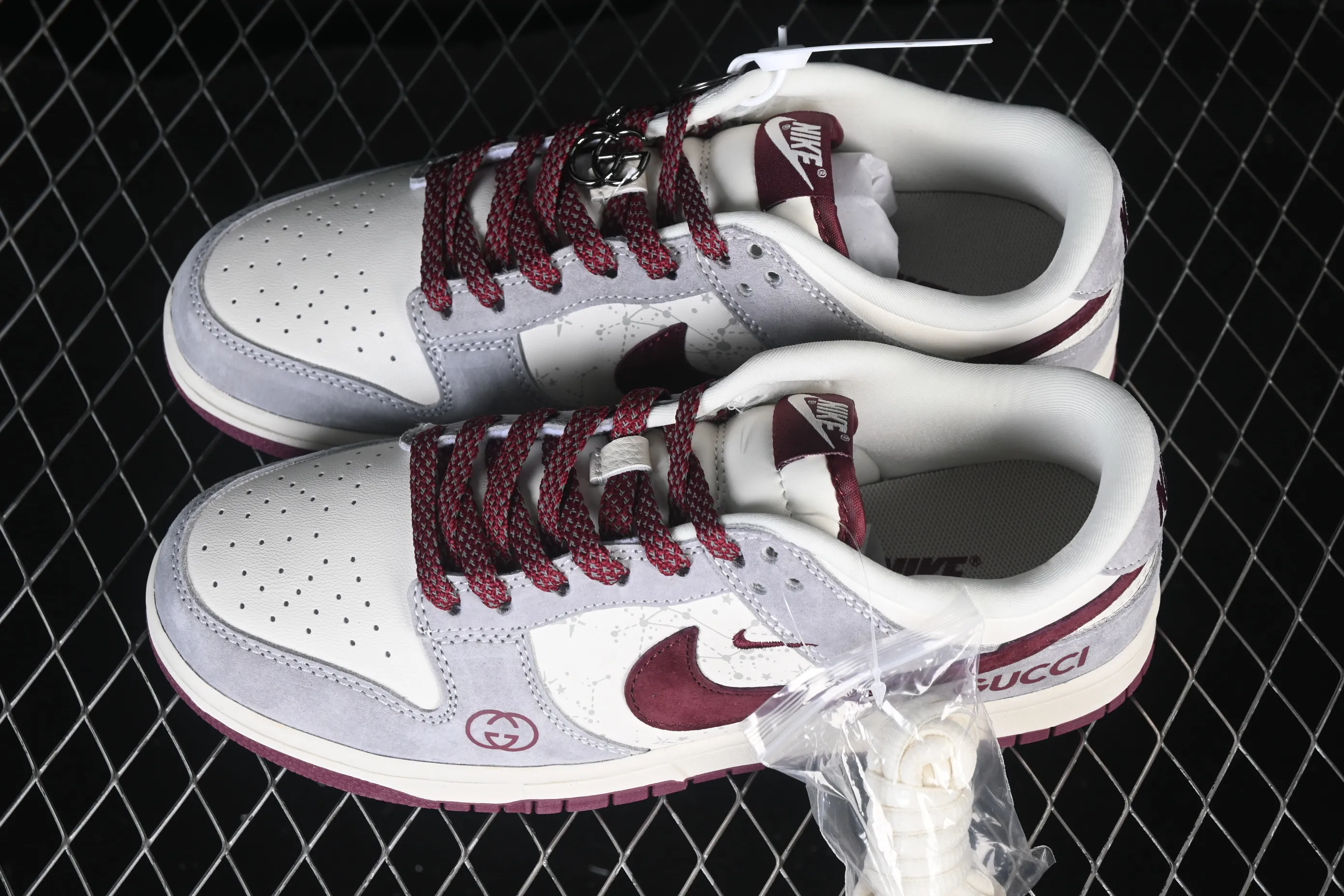 All categories Nk SB Dunk Series Nk SB Dunk Low High-end customized low-top sneakers Nike SB Dunk Low Gucci co-branded gray and white with burgundy high-end customized low-top casual sneakers DN3168-012